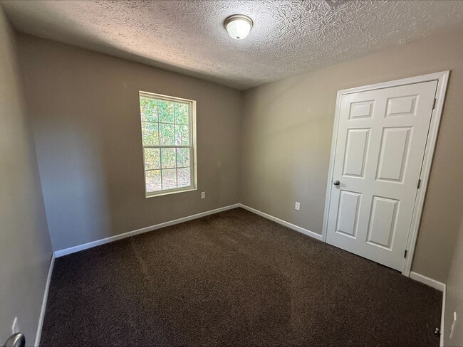 Building Photo - 3 Bedroom  2 Bathroom in White Pine