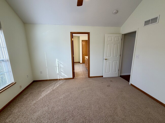 Building Photo - 571 SE 115th Rd