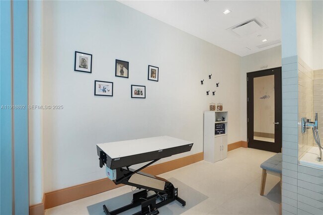 Building Photo - 700 NE 26th Terrace