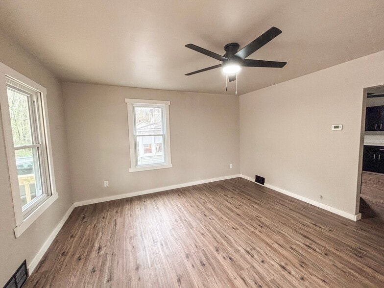 Building Photo - 489 Evergreen Rd