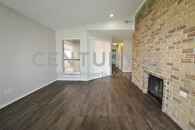 Building Photo - Nicely Updated 2/2/1 Duplex in Fort Worth ...