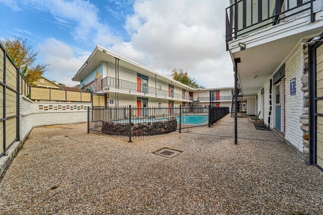 Building Photo - 2810 Beauchamp St