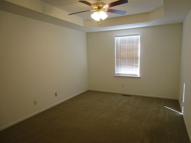 Building Photo - 1725-1727-1727 Louise Cir