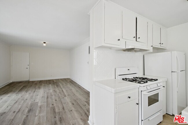 Building Photo - 7540 Hampton Ave