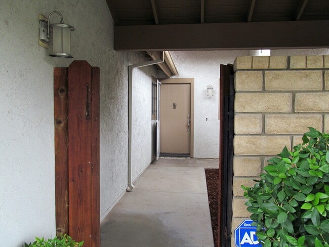 Building Photo - Spacious home/townhome in wonderful neighb...