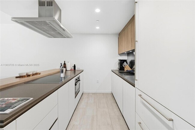 Building Photo - 1000 Brickell Plaza