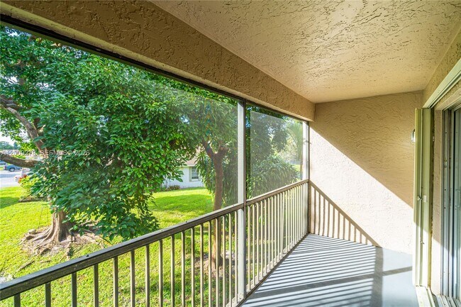 Building Photo - 8513 Old Country Manor