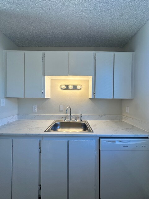 Building Photo - 2-Bedroom Upstairs Corner Unit; 1-Bath