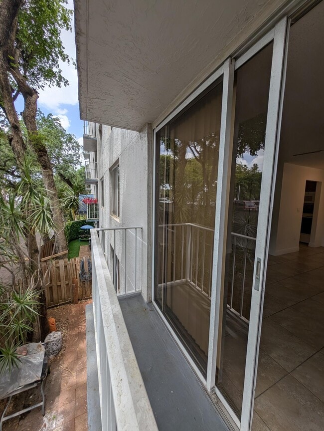 Building Photo - 1720 NW N River Dr