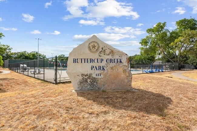 Building Photo - 901 Oakcrest Cir