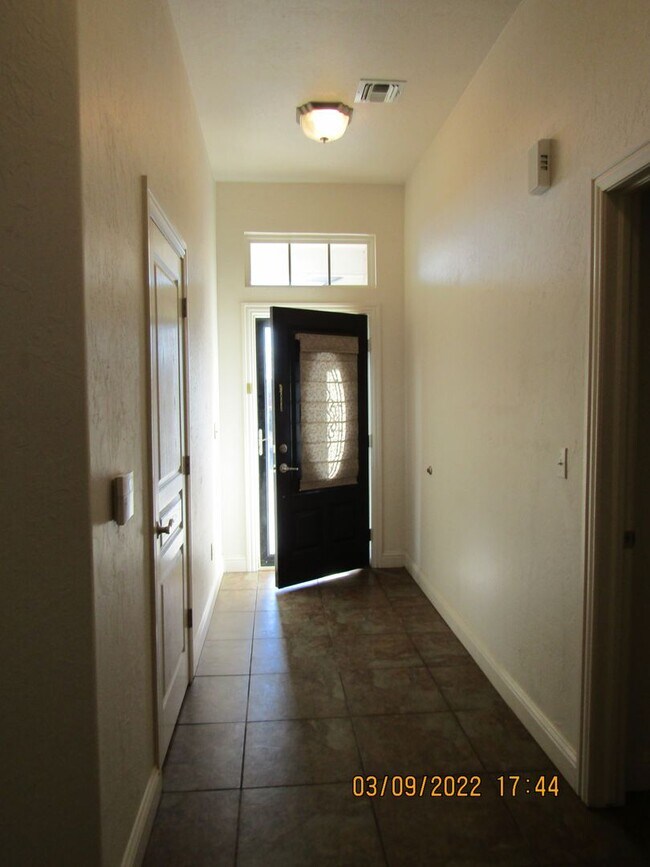 Building Photo - Fantastic Condo located close to Ft. Sill, Shopping and Restaurants Handicap Accessible! No Pet H...