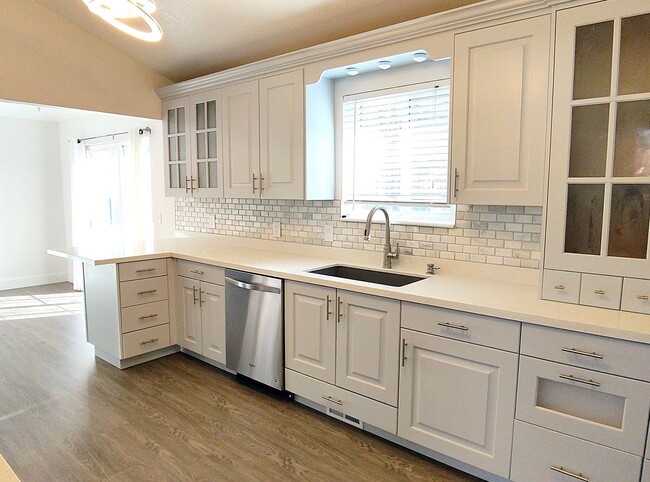 Building Photo - Beautifully Remodeled 4 Bd Home in Sandy