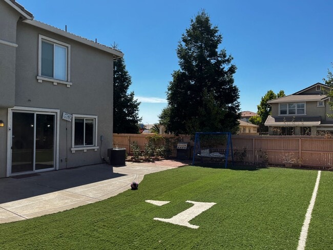 Building Photo - Executive 4 Bedroom, 2.5 Bathroom 2100 Sqf...
