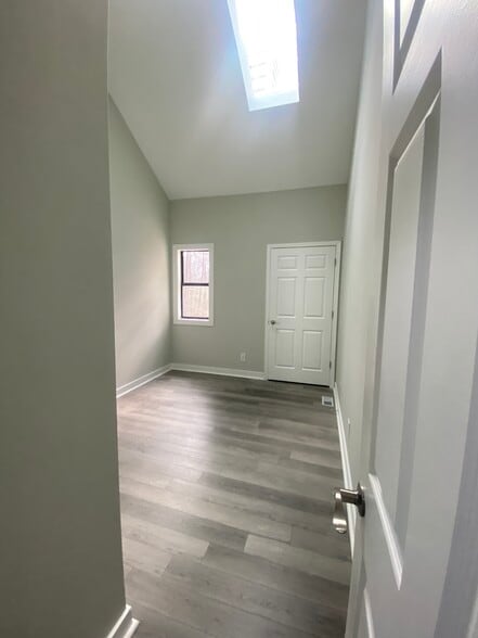 Building Photo - 1711 Early Settlers Rd
