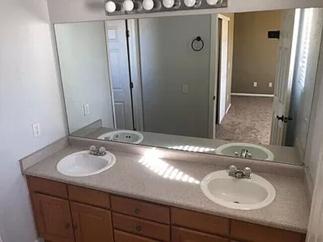 Building Photo - Beautiful 3 bed, 3 bath in D49