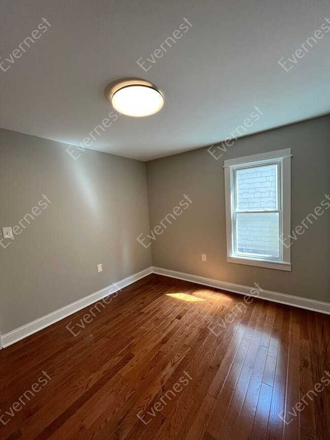 Building Photo - Charming 2-Bedroom Home with Modern Amenit...