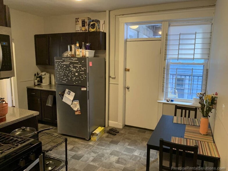 Building Photo - 170 Kelton St