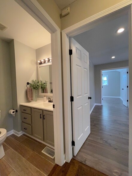 2nd Bath with Tub (2nd floor) - 16414 Brementowne Rd