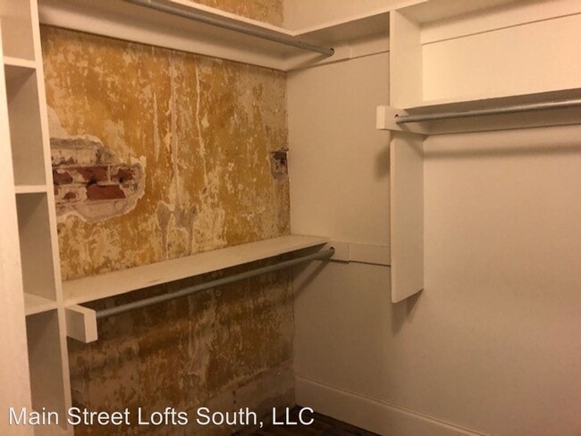 Building Photo - 2 br, 1 bath  - 108 6th St. 108 W. 6th 2E