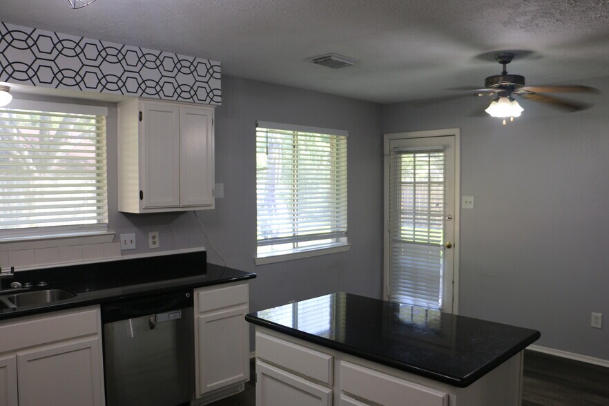 Building Photo - 446 Richvale Ln