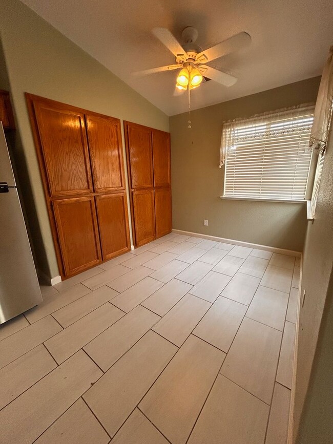 Building Photo - Nice home for rent in Hanford