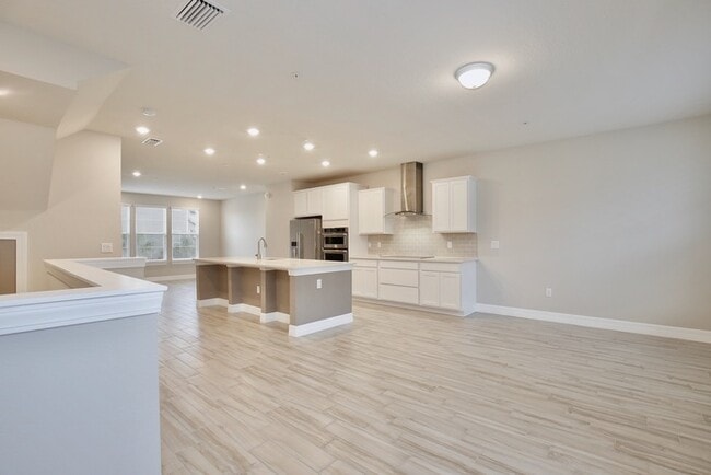 Building Photo - Luxurious 3/3.5 Spacious Townhome with a B...