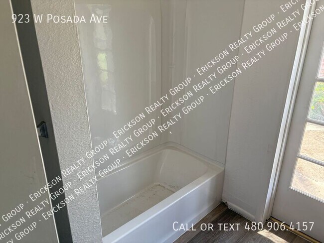 Building Photo - 923 W Posada Ave