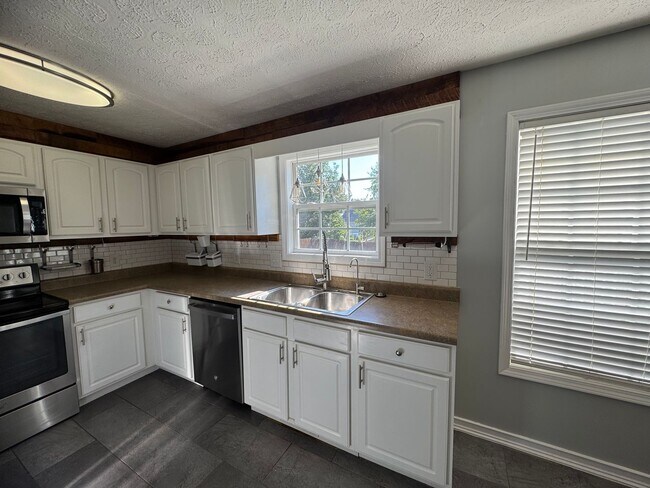 Building Photo - Single Family Home in Clarksville!