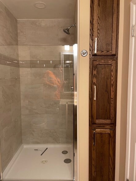 Master En Suite bathroom shower with towel and storage closets - 307 Lincoln Ave