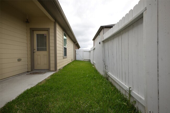 Building Photo - 2106 Benjamin Park