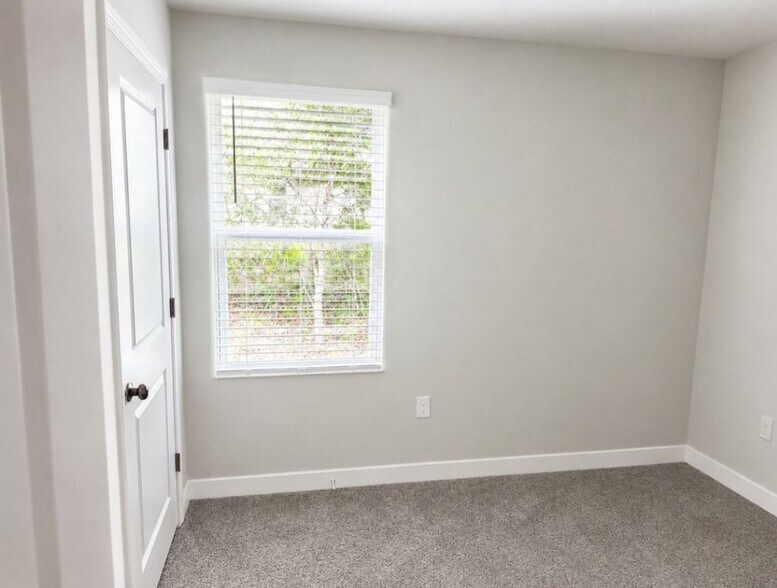Building Photo - 204 Iris Ln
