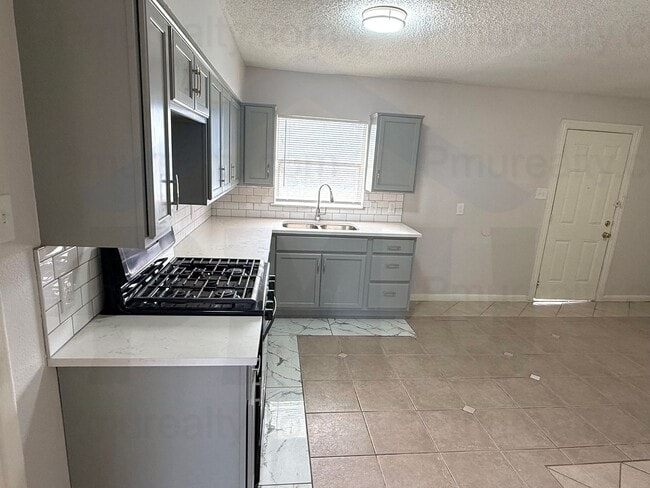 Building Photo - AVAILABLE NOW!!! Classic Red-Brick 4-Bed, 1-Bath Home (Near I35!)