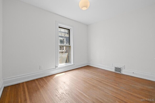 Building Photo - 890 W Ferry St