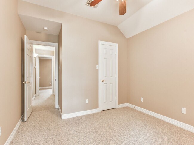 Building Photo - FORE Bedrooms in Del Lago!