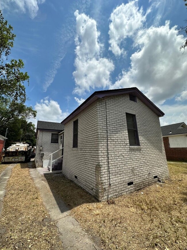 Building Photo - Fully Renovated 3/2 Available for Immediat...