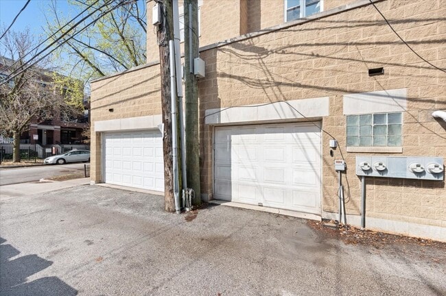 Building Photo - 1214 W School St