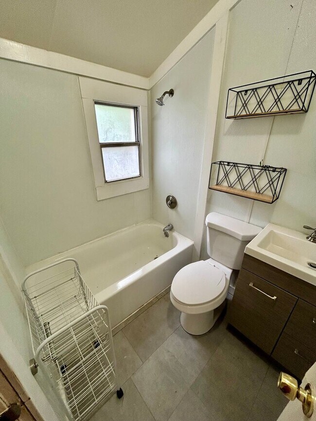 Building Photo - Three Bedroom, One Bathroom House with Fen...