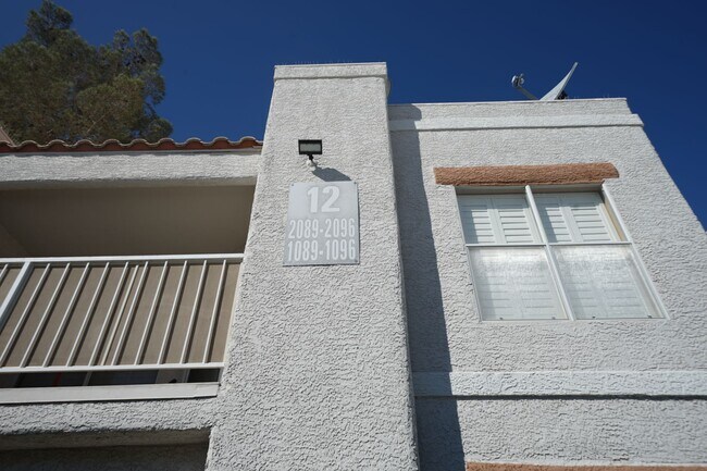 Building Photo - Showings Available NOW