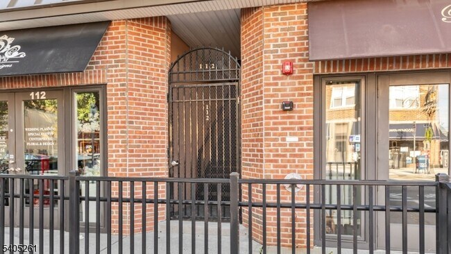 Building Photo - 112 N Broadway