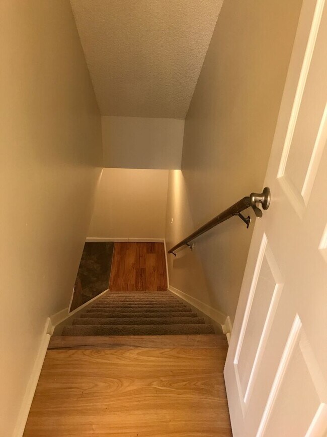 Building Photo - Beautifully Updated Townhome in Prime Loca...