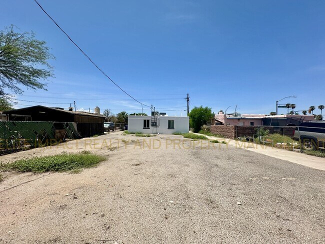 Building Photo - 1014 N Grande Ave