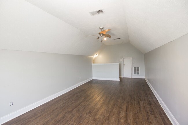 Building Photo - Adorable 3 bedroom 2 bath + Bonus in Raeford