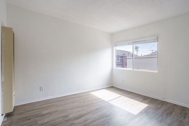 Building Photo - Studio on the Venice Beach Boardwalk - MOV...