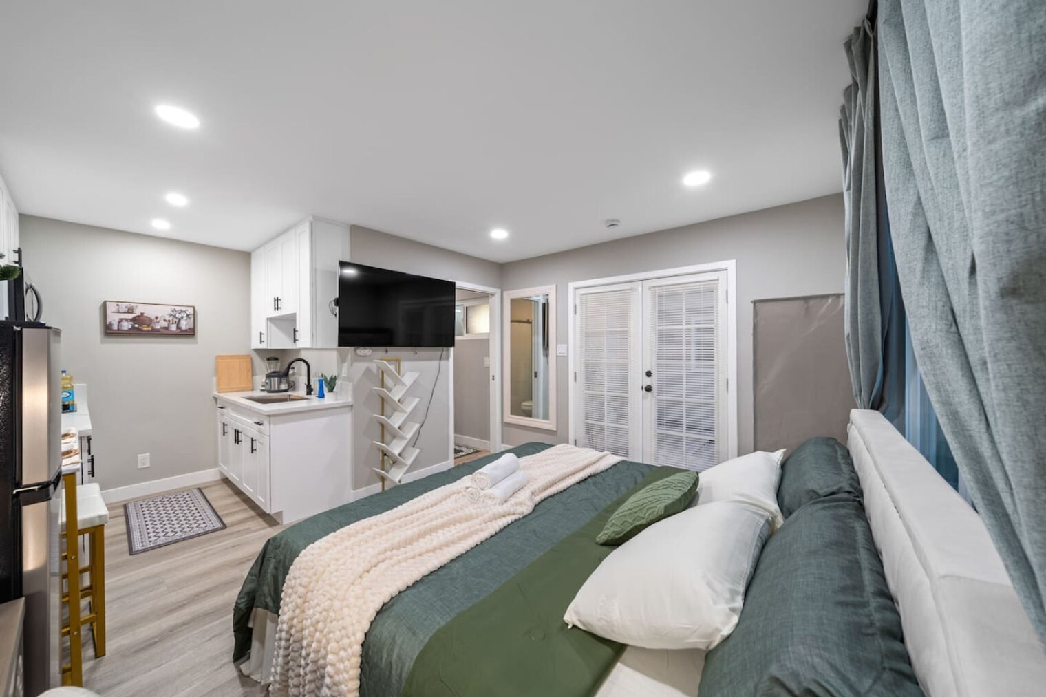Building Photo - 9804 Costa Lago St