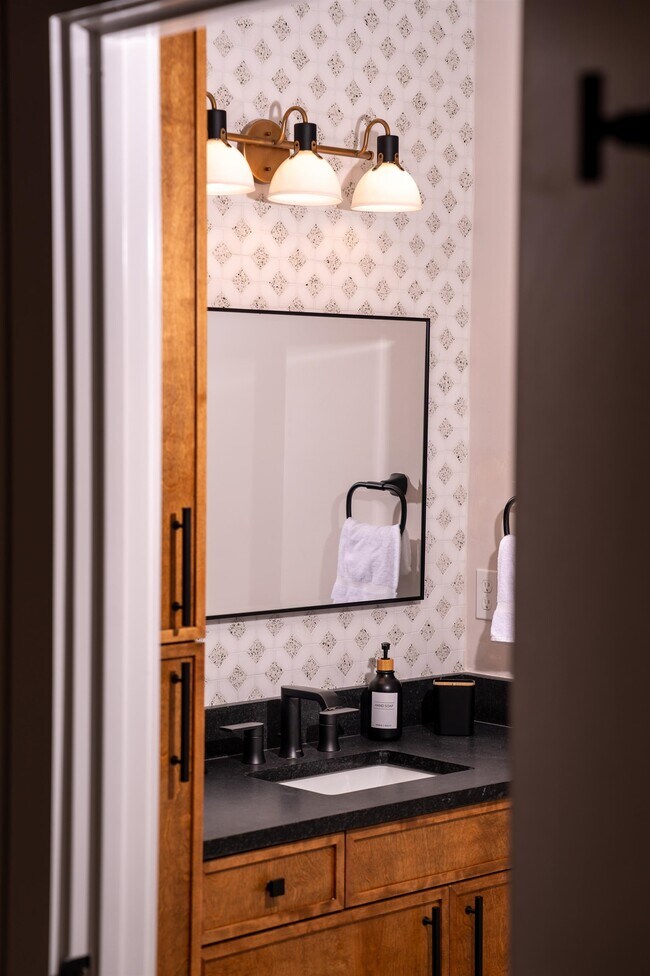 Building Photo - 612 W 8th Ave