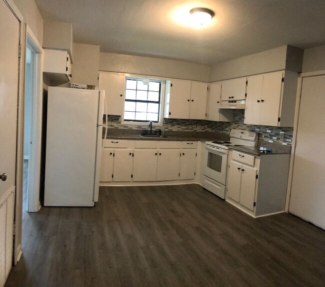 Building Photo - 304 Latin Dr