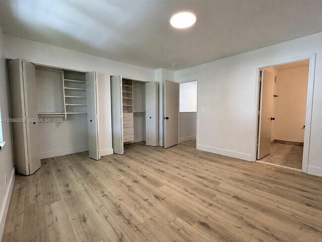 Building Photo - 2050 Madeira Dr