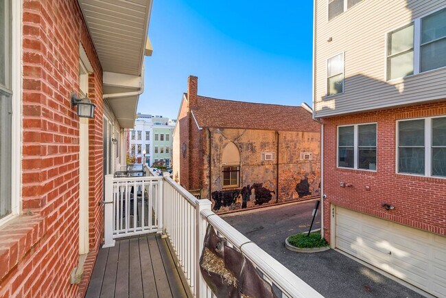 Building Photo - Charming 3 bedroom 3.5 Bathroom Row Home