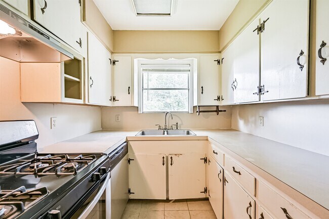 Building Photo - 807 Temple Dr