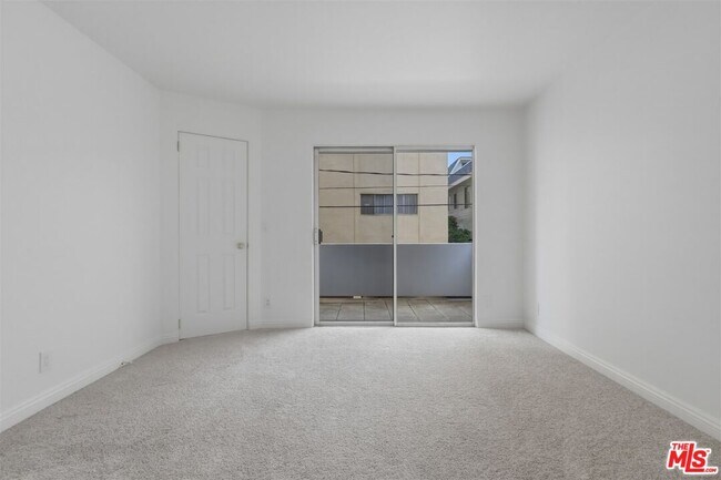 Building Photo - 435 N Oakhurst Dr